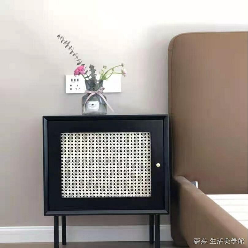 免運 公司貨 附發票 ??免運 開發票??原木床邊櫃 現代簡約實木床頭櫃 小型藤編創意沙發邊幾 日式臥室有門收納櫃 儲物櫃北歐小櫥櫃 方櫃特惠/快速出貨B0830
