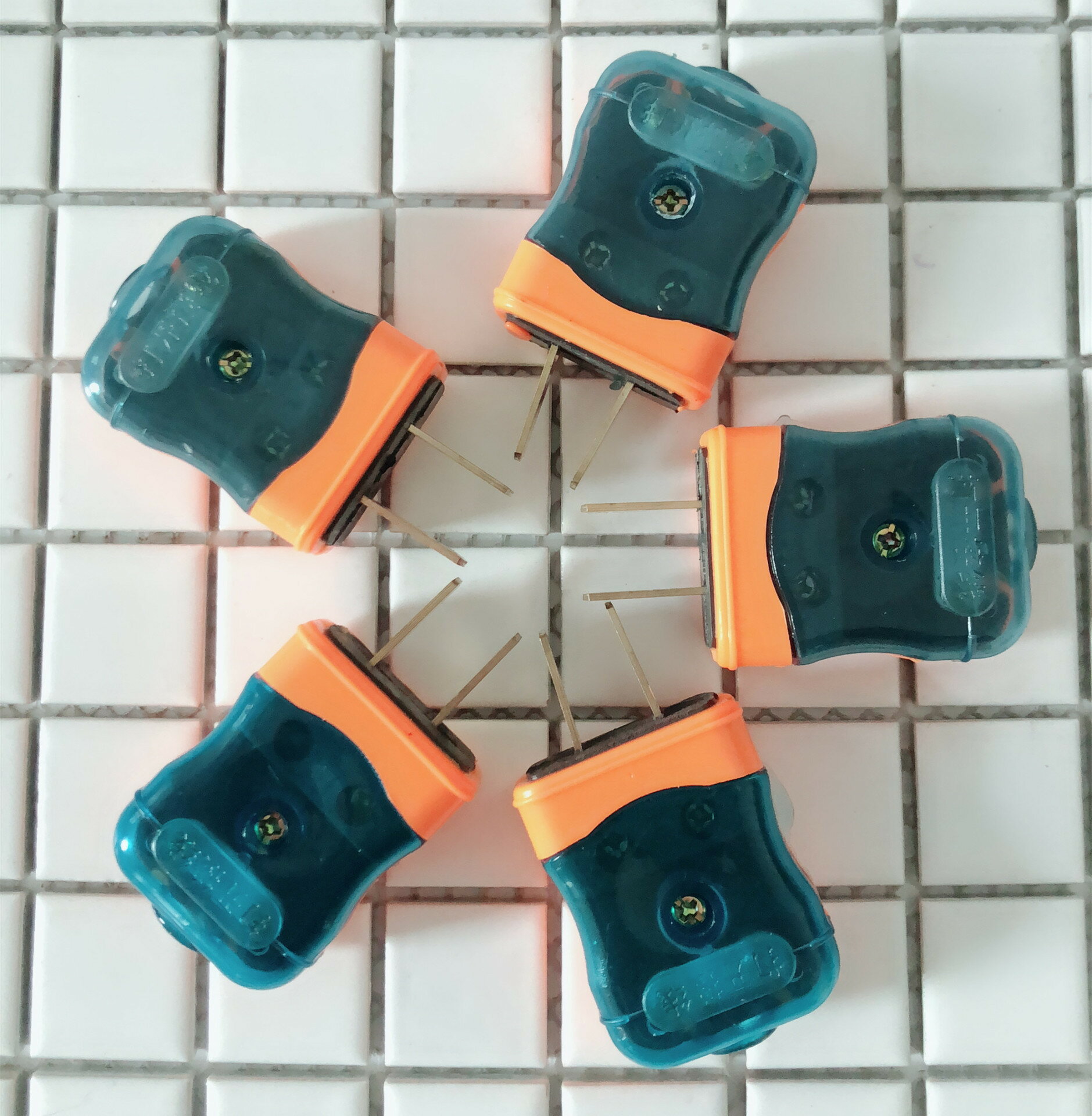 新款 百貨插銷電源兩項插頭兩元家居五金小商品中國大陸弱電 2