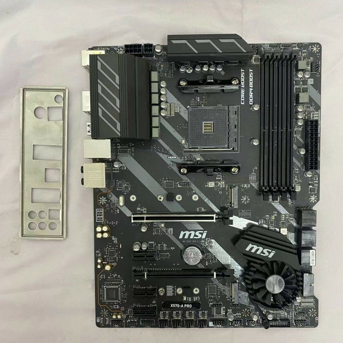 華碩 X570 A PRO 主機板 支援 Ryzen 345 處理器 附擋板底座 AM4插槽 高效能電競主機板 穩定耐用 三個月保固