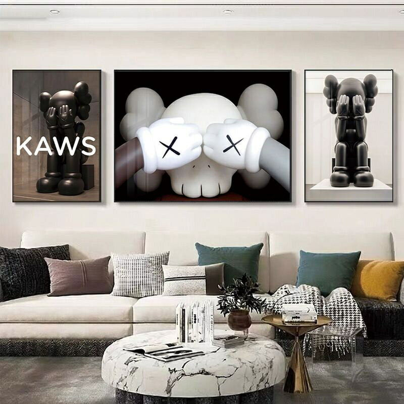 【全球優品匯】Kaws掛畫 三聯畫【高檔晶瓷面+鋁合金外框】裝飾畫 客廳掛畫 壁畫 房間掛畫 潮流背景墻掛畫 客廳壁畫 房間掛畫