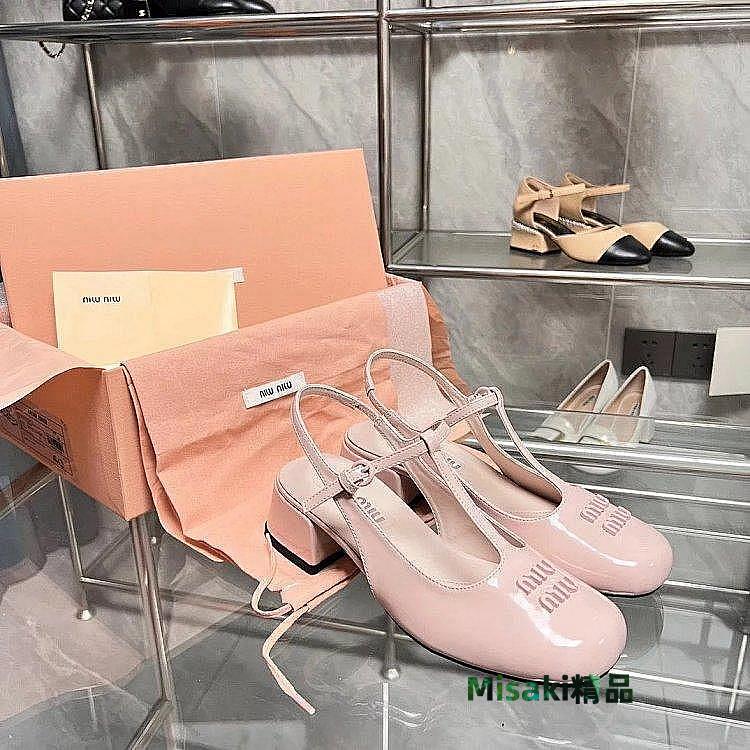 UU代購#MIU MIU瑪麗珍鞋新款漆皮果凍色包頭涼鞋法式復古圓頭時尚後空單鞋-Misaki精品