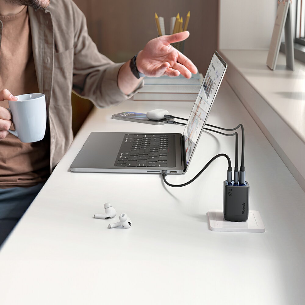 Mcdodo麥多多 LQ CH098 Gana系列三口mini氮化鎵充電器67W 2C1A 美規 黑色 3