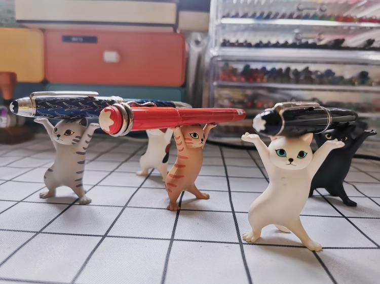 日本妖嬈貓咪筆架公仔扭蛋盲盒可愛貓貓鋼筆文具置物擺件
