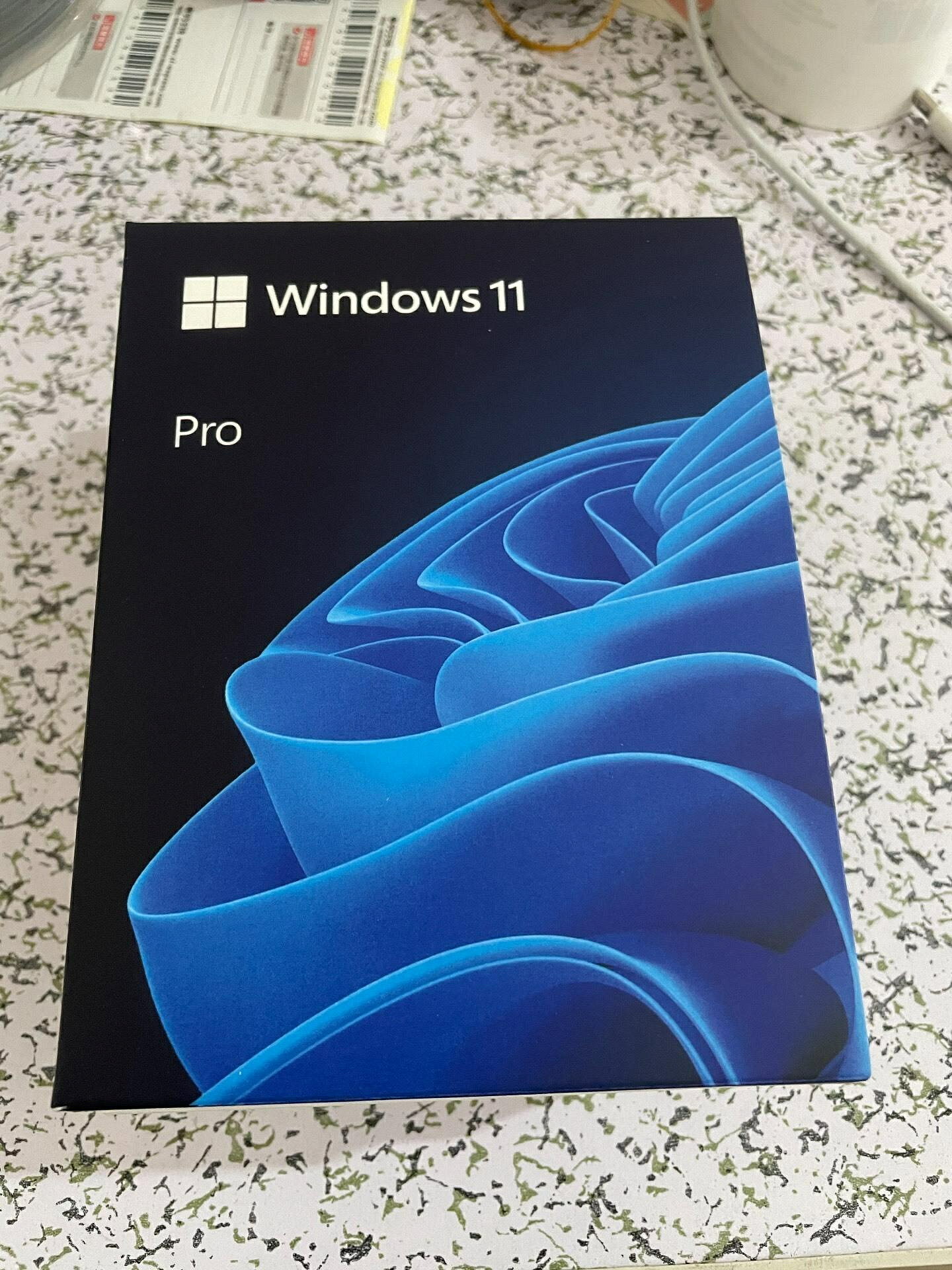 Windows 11 Pro 專業版彩盒 U 盤一機一碼永久綁定主機可微軟驗證繁體中文英文正版授權開【微軟批發零售】