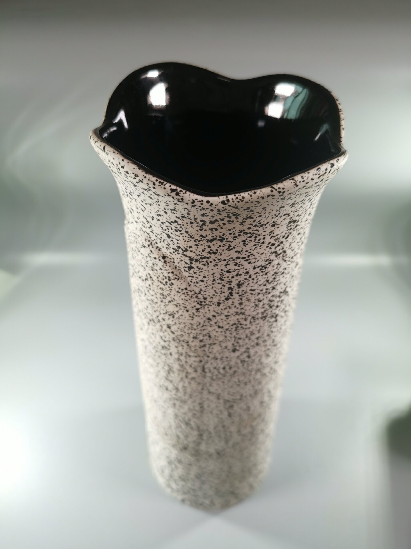日本 花口吹墨 花瓶，內為黑釉，外部點狀分布吹墨畫篇，器型像