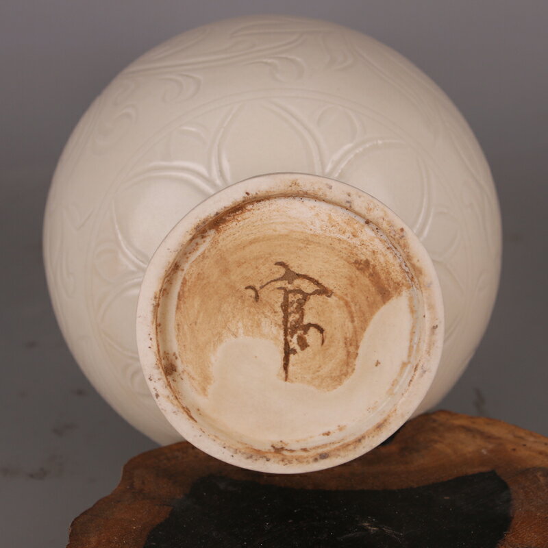 宋代　定窯　盤竜白磁瓶 定窑印花云龙纹盘- 故宫博物院
