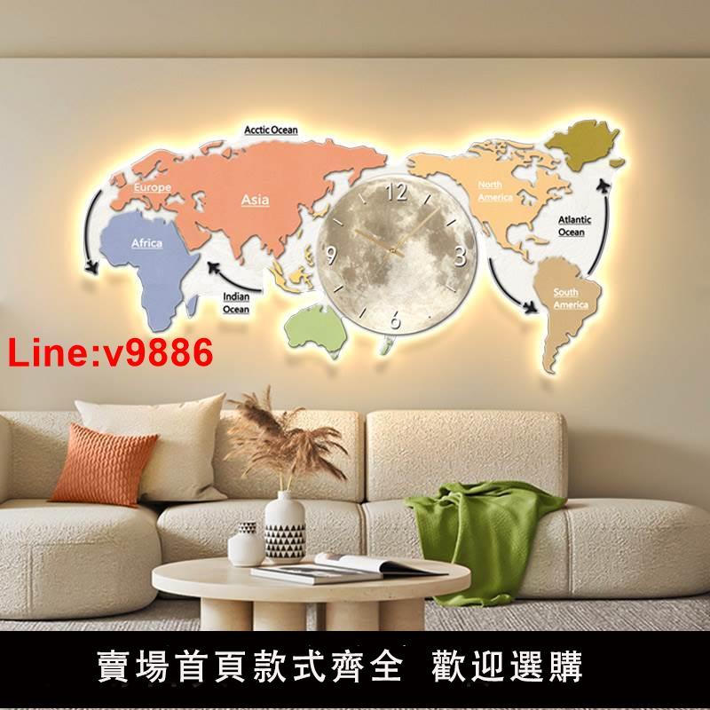 【臺灣公司 超低價】世界地圖發光客廳裝飾畫LED燈光畫現代輕奢沙發帶掛鐘表壁畫掛畫