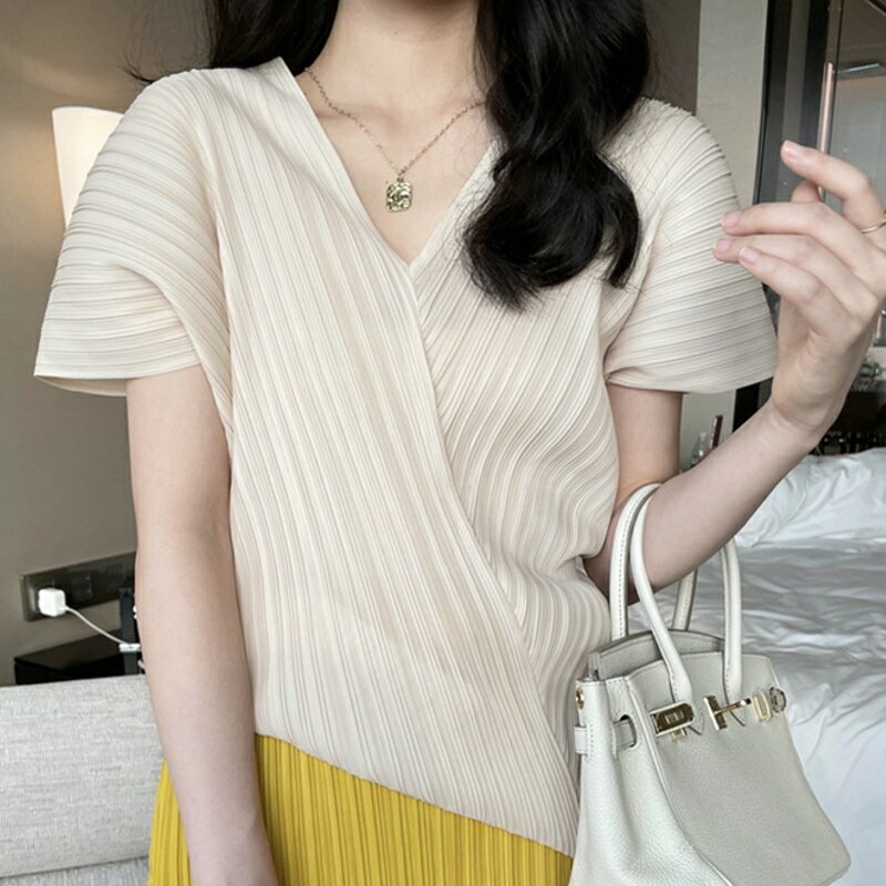 【巴黎精品】現貨+預購 三宅風皺褶衣服褶皺上衣-短袖摺衣壓褶寬鬆V領不規則斜紋折衣女T恤5色a1jq93