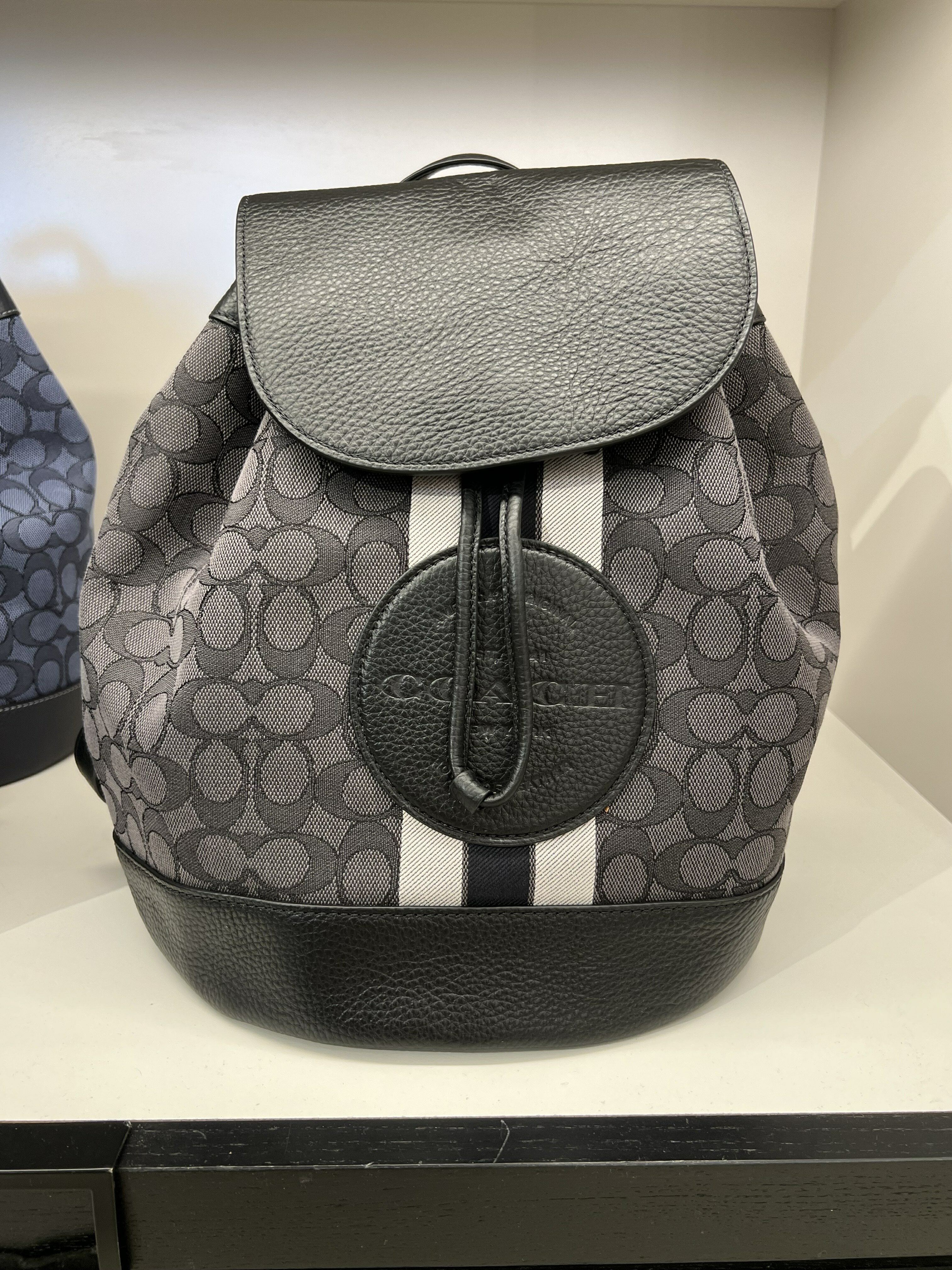 COACH 後背包 3折 Dempsey Drawstring Backpack In Signature Jacquard With Stripe And Coach Patch
