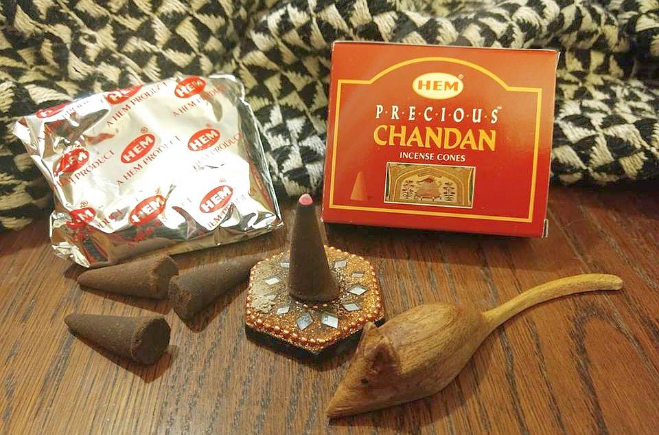 [綺異館] 印度香 印度檀香塔香 10入 /盒 淨化安神香 HEM p. chandan cone