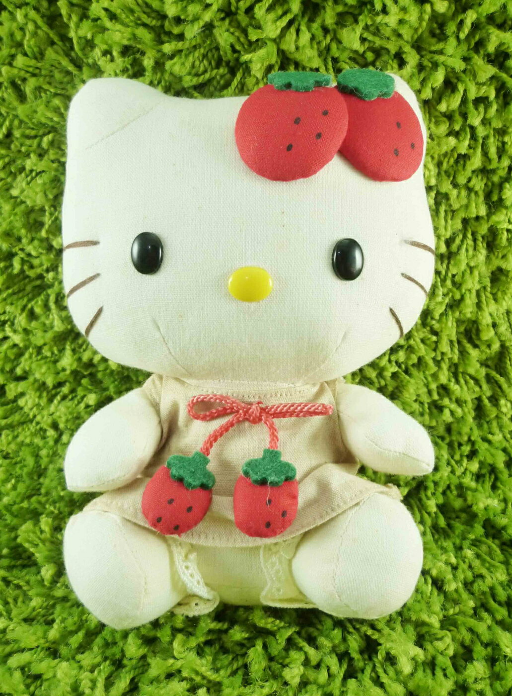 【震撼精品百貨】Hello Kitty 凱蒂貓 KITTY絨毛娃娃-環保草莓造型-M 震撼日式精品百貨