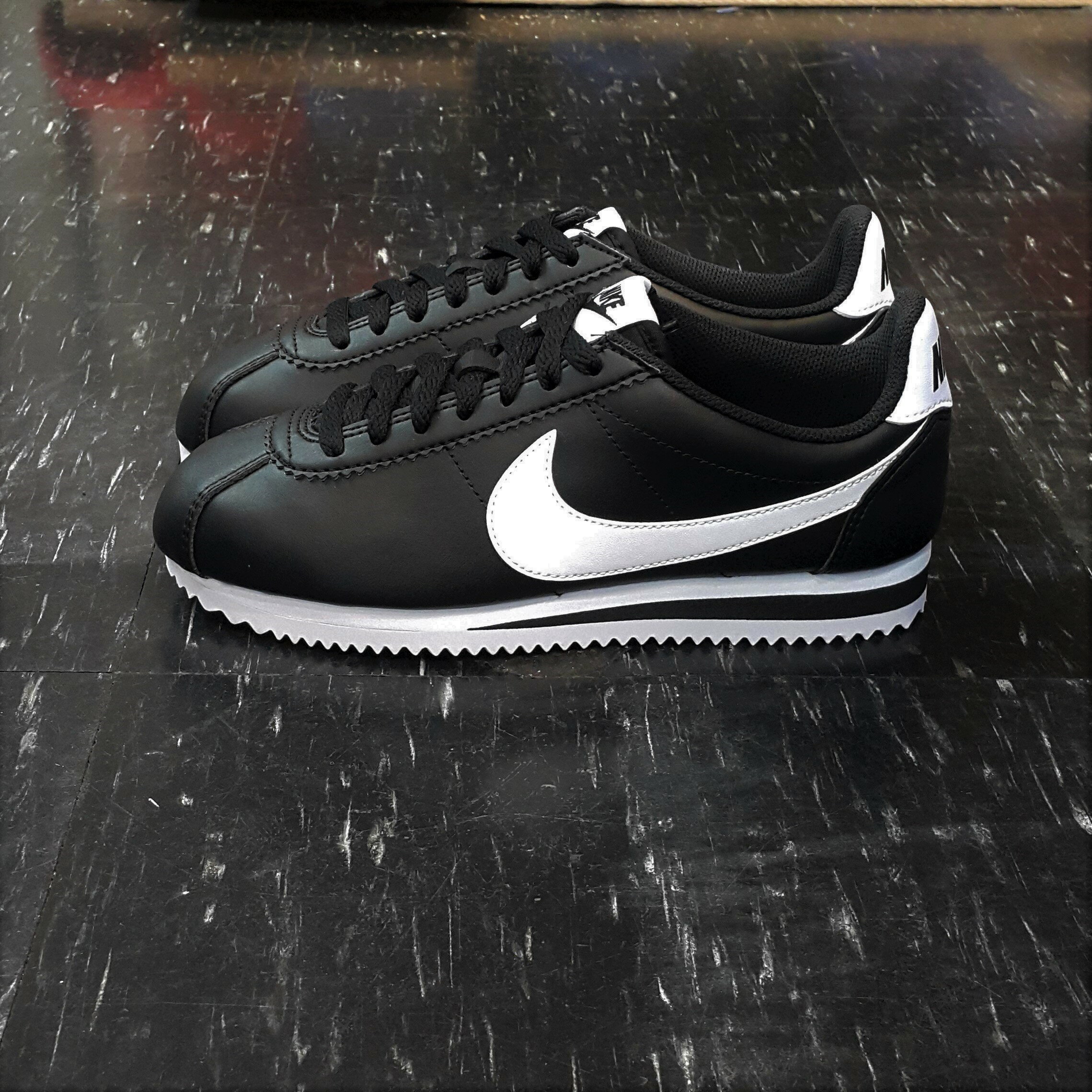 NIKE WMNS CLASSIC CORTEZ LEATHER 阿甘鞋 黑色 白色 白勾 黑白 黑底白勾 皮革 經典 807471-010