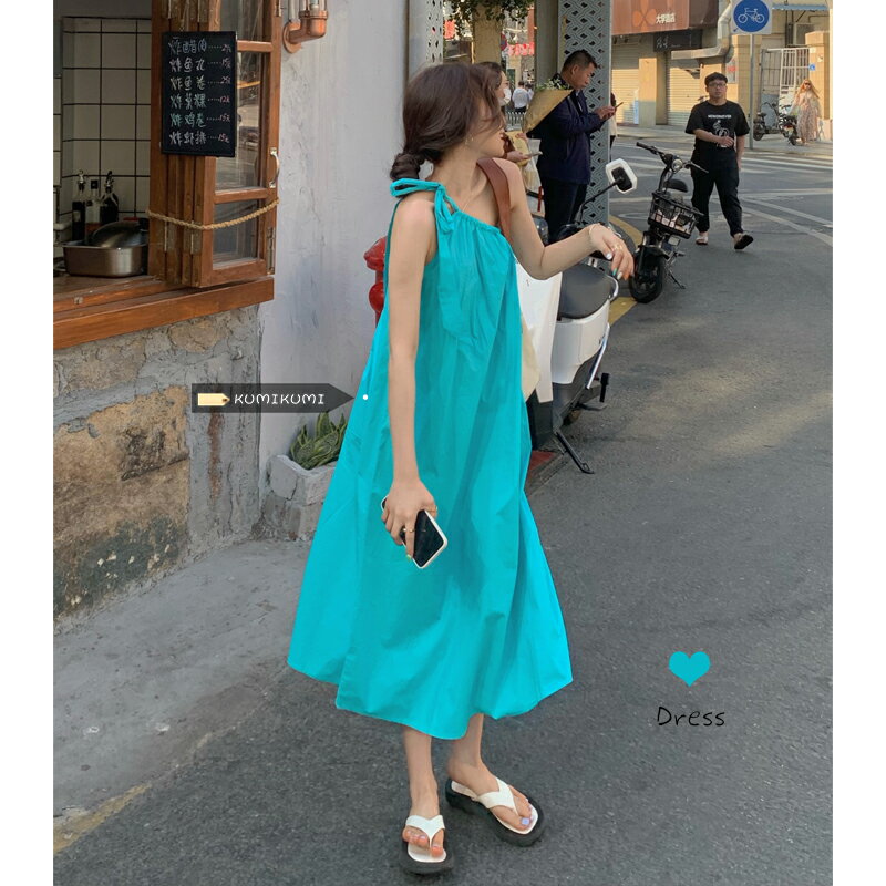 赫本風吊帶裙女裝夏季設計感小眾斜肩藍色度假連衣裙法式寬松裙子