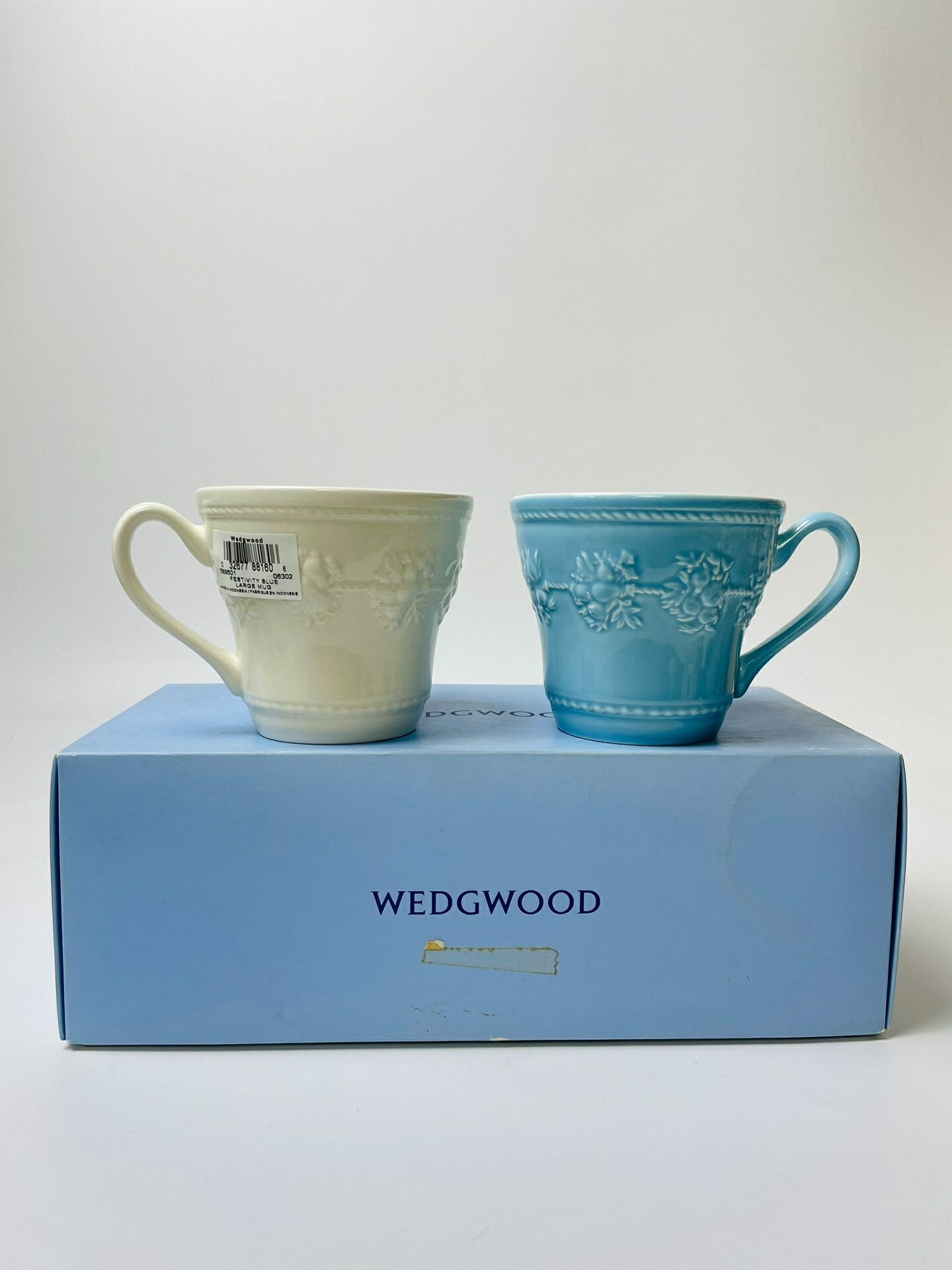 日本Wedgwood歡愉假日馬克杯禮盒一對 浮雕花朵果實紋 藍白配色 喝茶咖啡下午茶 質感居家辦公室禮物