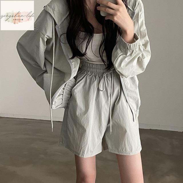 素色簡約復古連帽寬鬆防曬外套+鬆緊束腰休閒短褲 夏日時尚辣妹套裝 女生兩件套