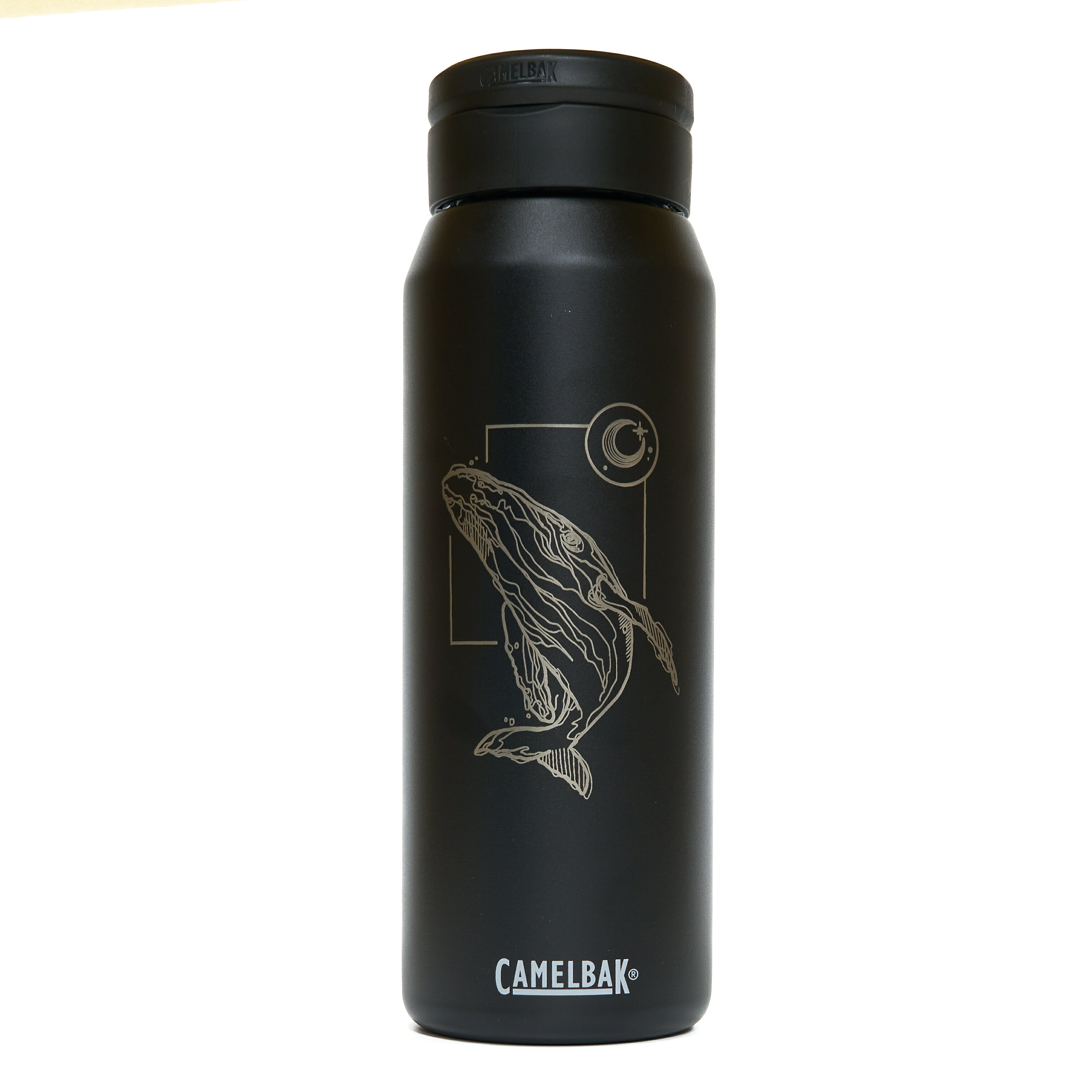 【【蘋果戶外】】Camelbak 限量-海洋質感生活 黑 鯨魚【1000ml】FIT CAP 黑 不鏽鋼保冰保溫水瓶 保冰水瓶 登山水壺吸管水壺 32oz 保冰水壺 登山水壺 單車水壺