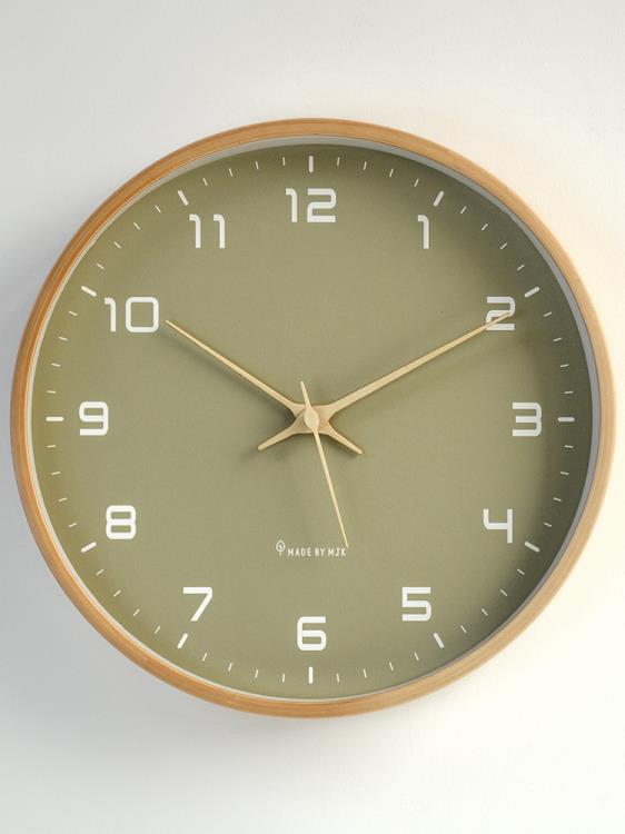 MJK北歐客廳掛鐘綠色簡約木質創意靜音時尚鐘表家用時鐘擺件掛表
