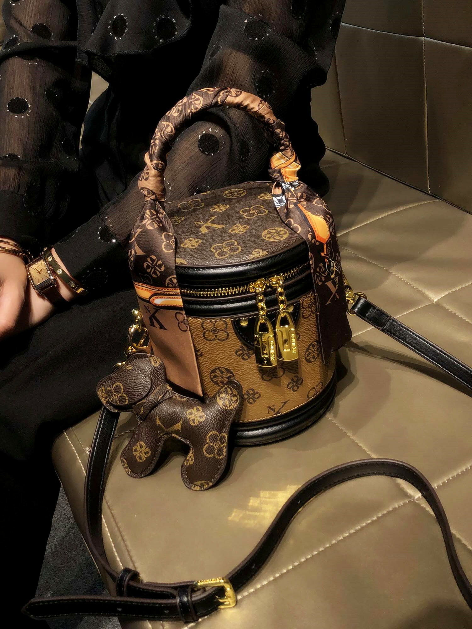 香港品牌包包女斜挎包2024新款真皮復古手提發財桶單肩水桶包小包