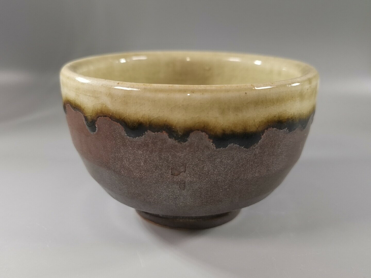 日本 備前燒 山根義秋作 茶碗一隻，口沿自然流釉，古拙自然。