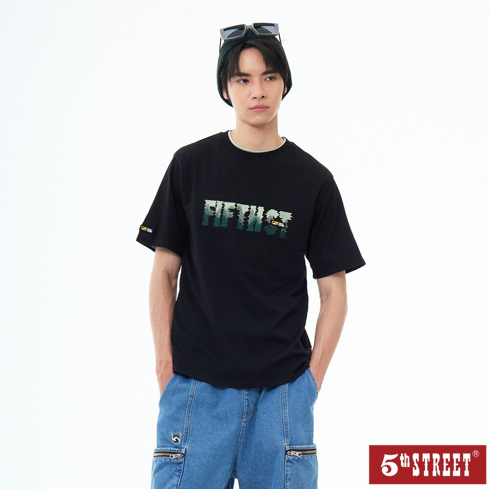 男裝 短T 漸層繡花 印花 短袖T恤 LOGO TEE 上衣 黑色 (571052) 【5th STREET】【全館滿$3000贈環保餐具收納包】 ★夏季新系列 父親節送禮