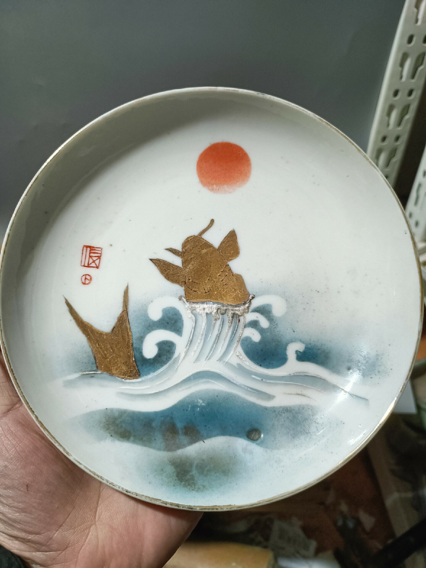日本迴流瓷器古董明治大正時期鯉魚躍龍門盤。金鯉。手繪。正面有