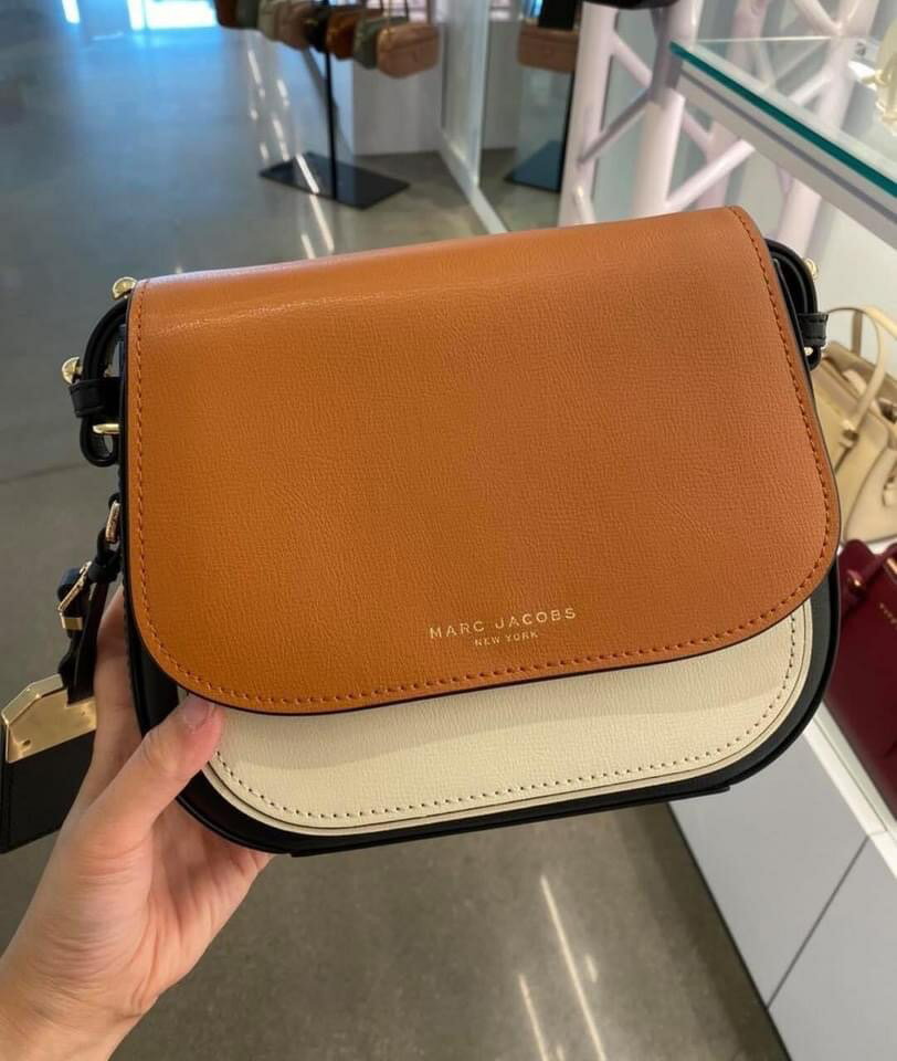 美國MJ全新正品MARC JACOBS 經典黑色、棕拚色-吊牌(大號全真皮)馬鞍包 大豬包 斜背包.-【適上班族 時尚百搭 氣質高雅 無論上班 出遊休閒均很實搭款~可放長夾 內空間容量大,造型時尚簡約有型.】&~(保證美國100% MJ正品專櫃店購入).*vivi shop* 5
