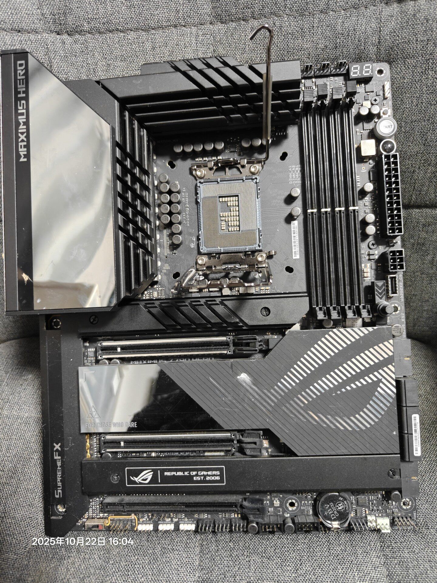華碩ROG Z790 HERO主機板 裸板無原包 附天線 功能正常針腳完好 2023年10月出廠 保固至2026年 鏡面小劃傷 電競主機板