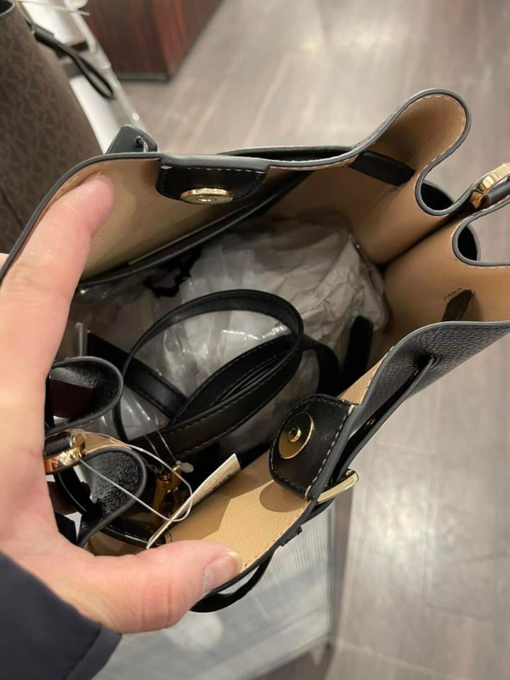 美國正品專櫃Michael Kors MK新款經典禮物結 滿版深咖LOGO、焦糖咖色、經典黑色全皮 (中號)禮物包 -(全牛皮或防刮牛皮款) 單肩側背 扭結禮物包 斜背包 水桶包~ 【內空間容量超大可入長夾、輕奢簡約時尚百搭款】～(保證美國OUTLET專櫃店直購全新100%正品).*vivi shop* 7