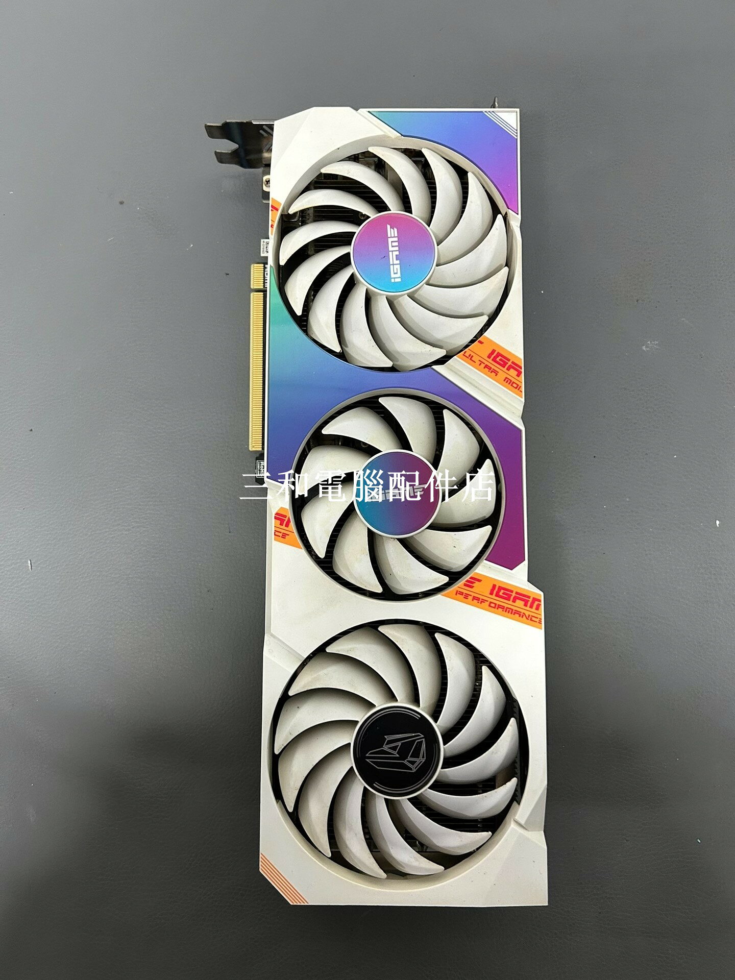 七彩虹 3070Ultra 電競顯示卡 喫雞 LOL 22年 白色 3風扇 中等成色 DVD HDMI 介面 實拍