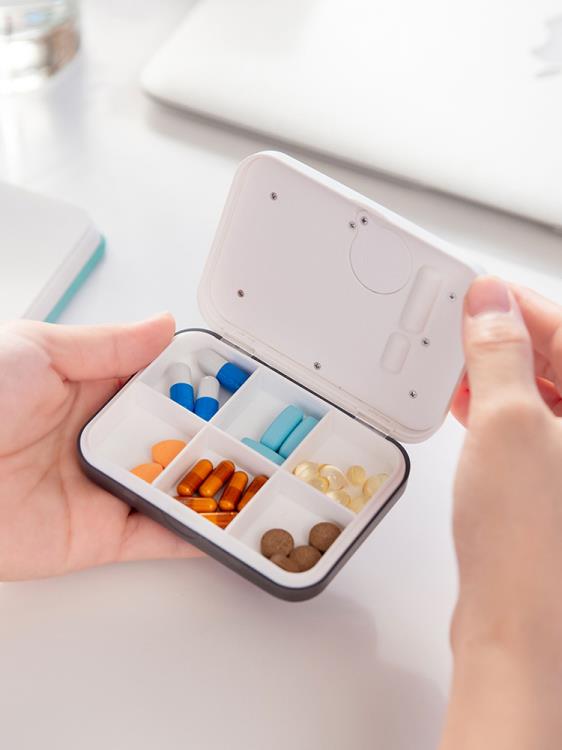 日本定時藥盒智能吃藥提醒器便攜電子老人分裝隨身小號一周小藥盒 全館免運