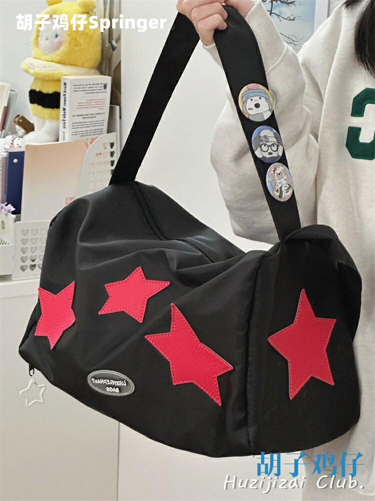大容量單肩包包女小眾設計感潮牌星星斜後背包少女健身包短途旅行包