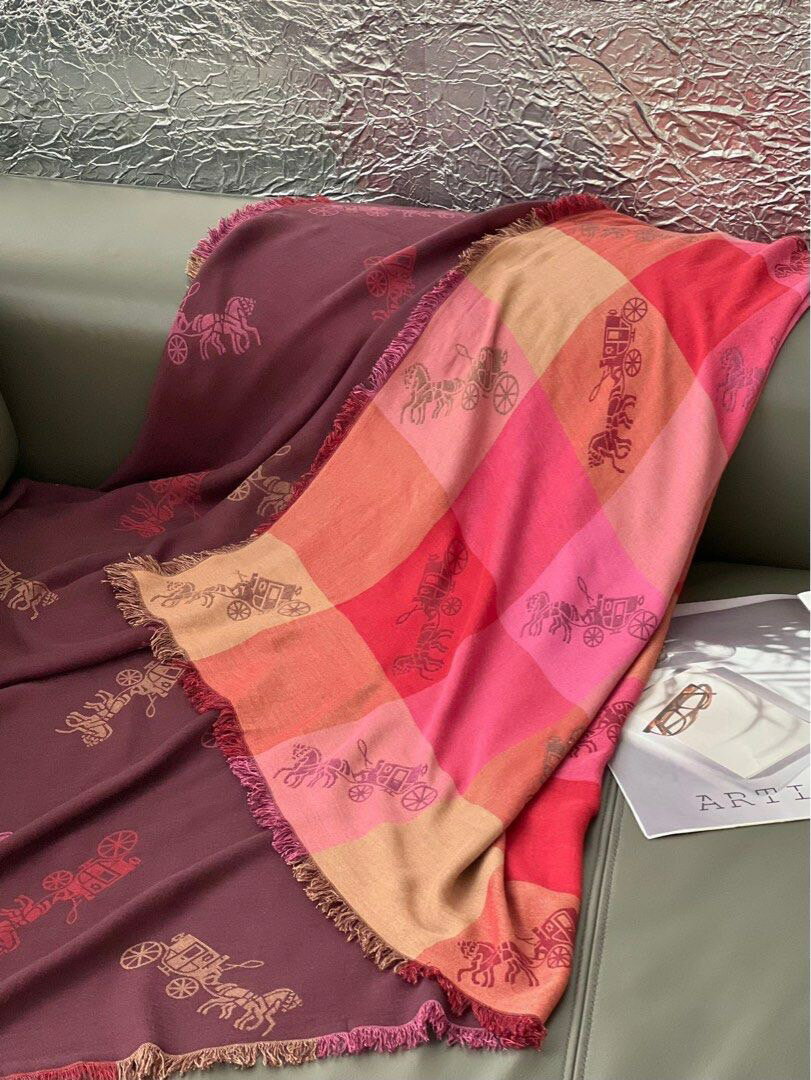 現貨在台~不用等~ Coach 酒紅/粉紅色馬車logo雙面大方巾