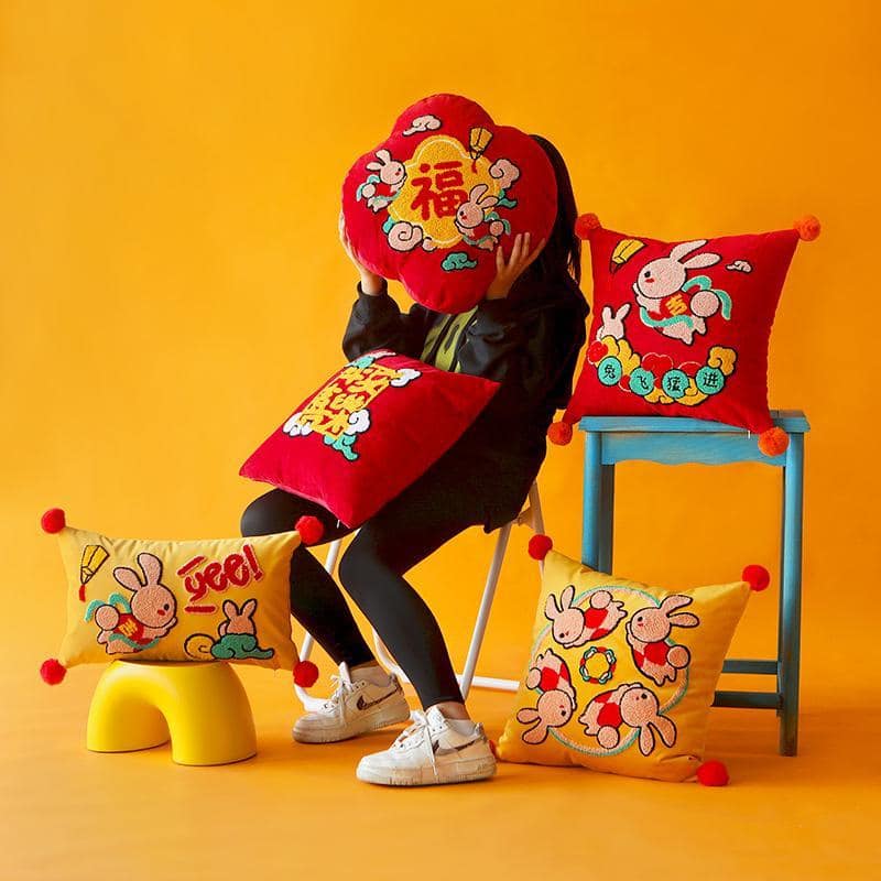 兔年吉祥圖案舒適刺繡抱枕