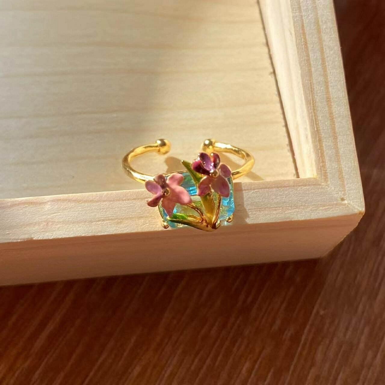 【百貨屋二號】Les nereides 法國 藍鉆閃耀粉紫日本鳶尾花葉方寶石戒指輕奢高階感送女友