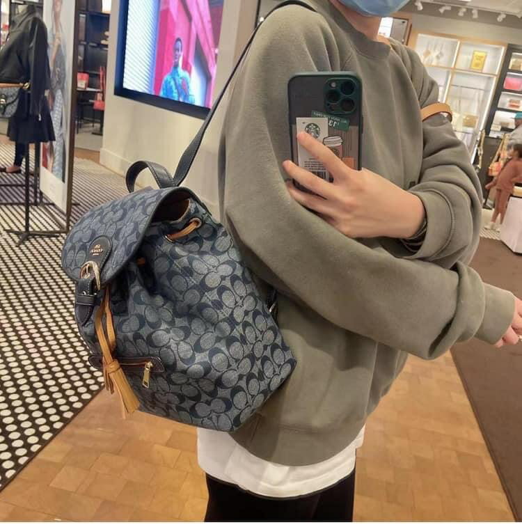美國正品COACH  經典限量款 緹花牛仔藍(香布蕾) 郵差包 、牛仔藍 流蘇款(中大號)雙肩後背包 斜背包、 滿版咖拚橘(鉚釘邊)款 翻蓋馬鞍包 大馬車扣LOGO(中號)-斜背包. (荔紋真皮款or搭緹花logo材) 側背包 斜背包 .--(保證美國OUTLET直購全新100%正品)-*vivi shop* 9