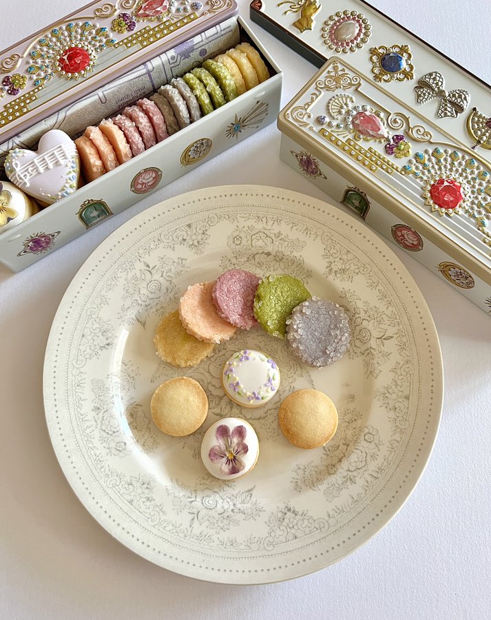 【預購】日本MAGNOLIA 宝塚三色堇 小花餅乾 鑽石餅乾 奢華寶石 紫羅蘭 收藏 鐵盒控 有禮品提袋