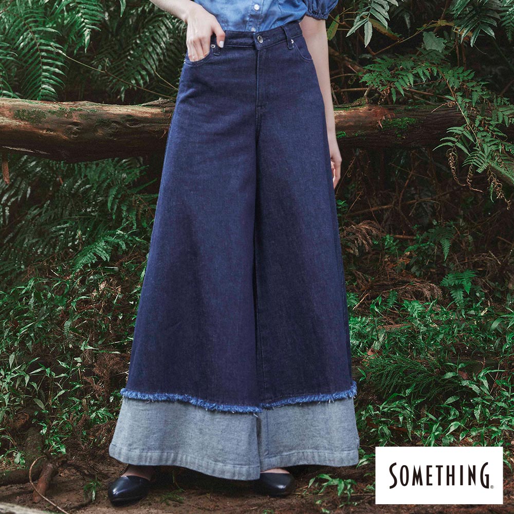 SOMETHING 女款 雙色拼接抽鬚丹寧寬褲 (拔洗藍)