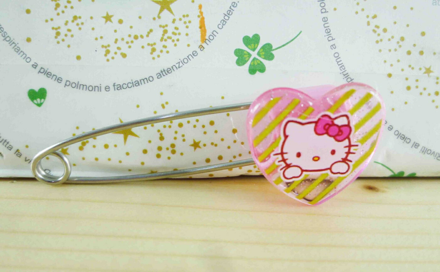 【震撼精品百貨】Hello Kitty 凱蒂貓 KITTY安全別針-心造型-KITTY-粉色-斜線 震撼日式精品百貨