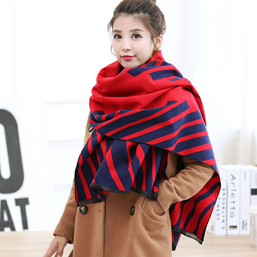 ✤宜家✤【WI16111433】冬季保暖時尚亮麗線條撞色加厚兩用圍巾 披肩(大紅+深藍)