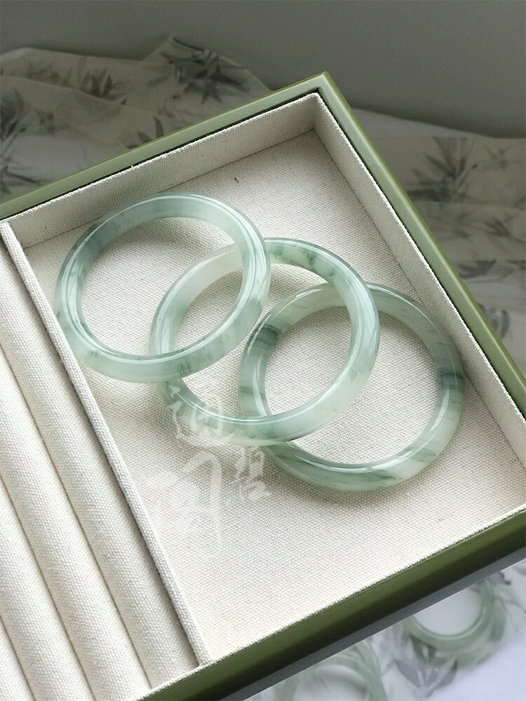 【現貨】天然新疆天山翠手鐲雪翠飄花玉鐲冰翠女款金絲玉圓條扁鐲子翡翠色【北歐家居生活】