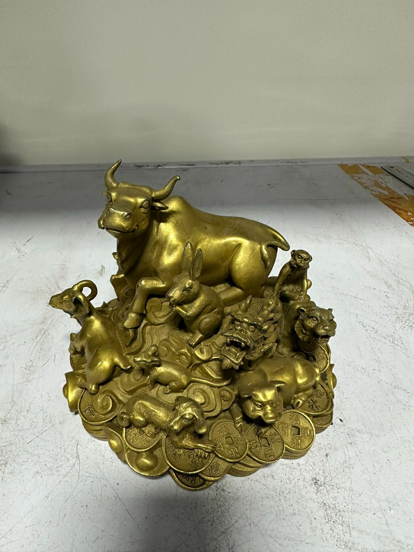 黃銅祥獅十二生肖牛，高15底座17，重2.05公斤