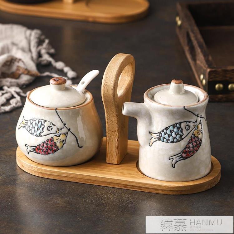 陶瓷創意日式調味罐套裝組合裝油潑辣子罐調料盒鹽罐醬油醋辣椒罐 摩可美家