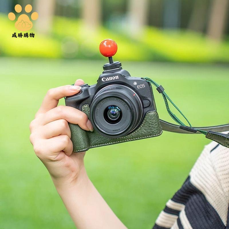 適用佳能R50相機 保護套 R10 相機包 r100微單可愛 底座  皮套 配件斜跨【不是相機！是相機配件】