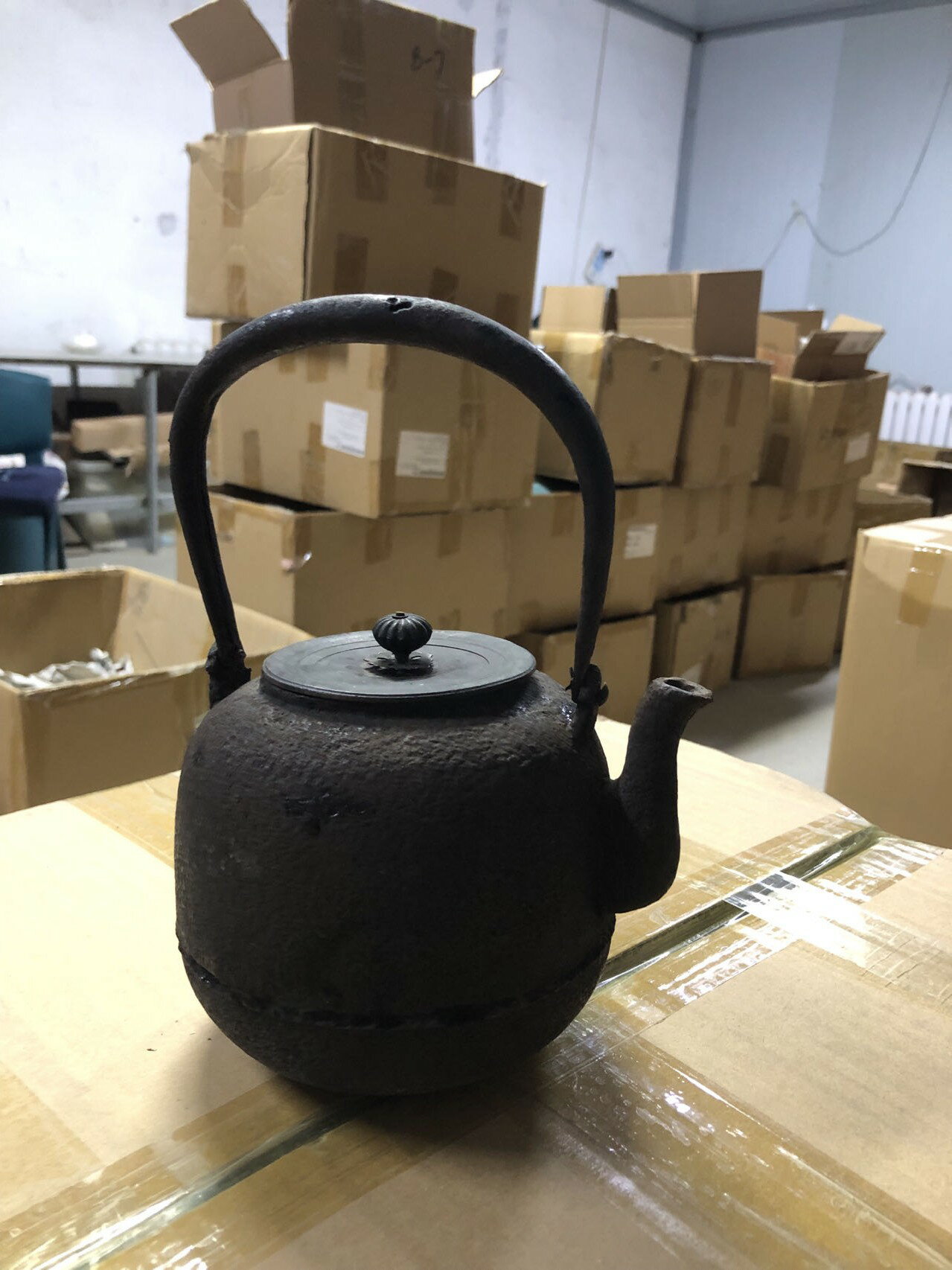 日本回流龍文堂鐵壺一把，器型獨特，容量小，年代久遠，蓋內有款