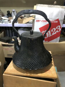 日本回流名家作鐵壺一把，器型獨特有下款，有漏水點低價出。