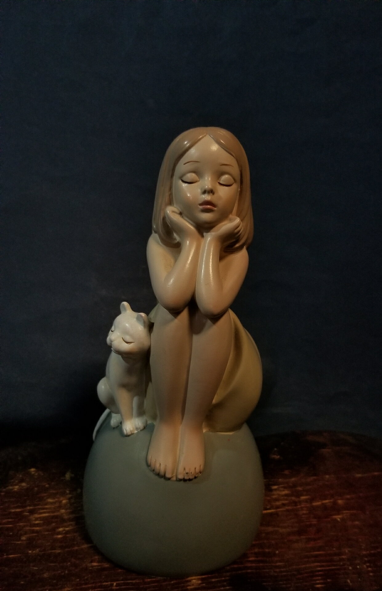 樹脂雕塑擺飾 沉靜的少女與她的貓朋友
