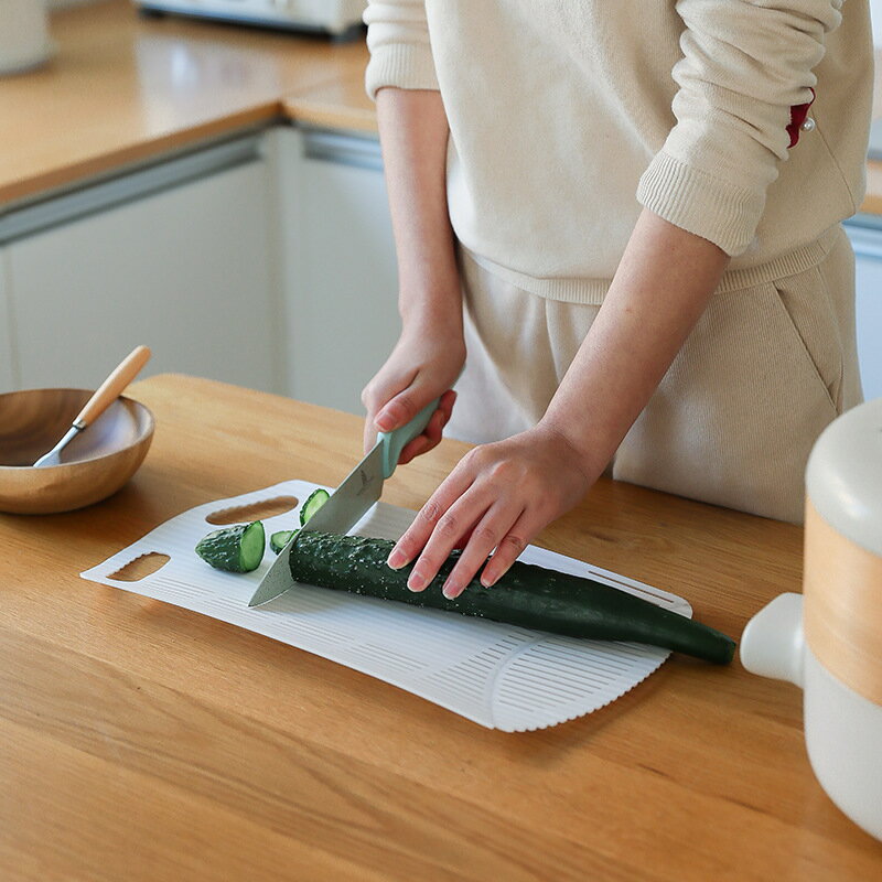 新款可折疊塑料多功能廚房砧板可瀝水掛式切菜板墊家用方形披薩板