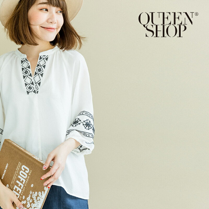 <br/><br/>  Ｑｕｅｅｎ Ｓｈｏｐ【01120089】V領民族繡花棉麻上衣 兩色售 S/M＊預購＊<br/><br/>