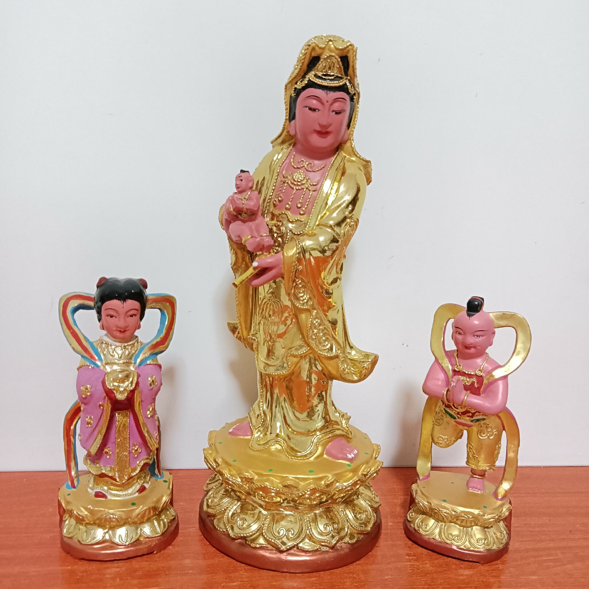 木雕送子觀音，配金童玉女一對，觀音高32公分，童女高約17公