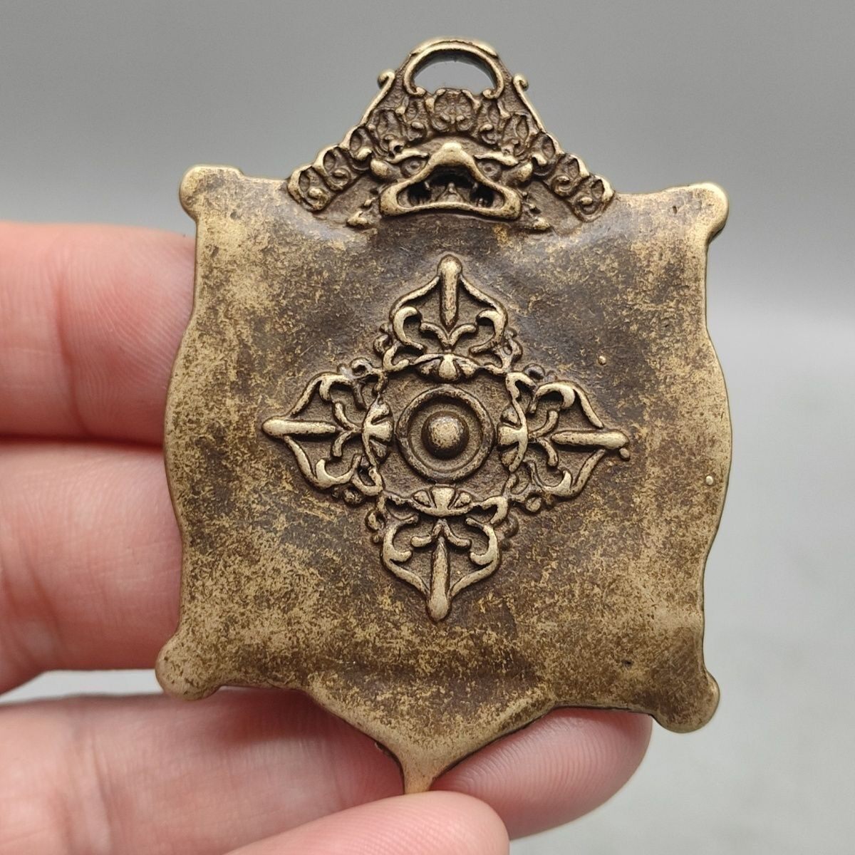 藏傳藏式老銅法器九宮牌 手工掛件 黃銅材質 十二生肖八卦圖案 古董收藏 佛教飾品 精品銅牌 辟邪護身